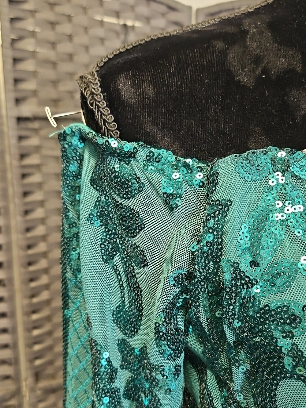 Size 10 emerald green off-shoulder long sleeve fitted sequin evening/prom gown - Picture 5 of 14